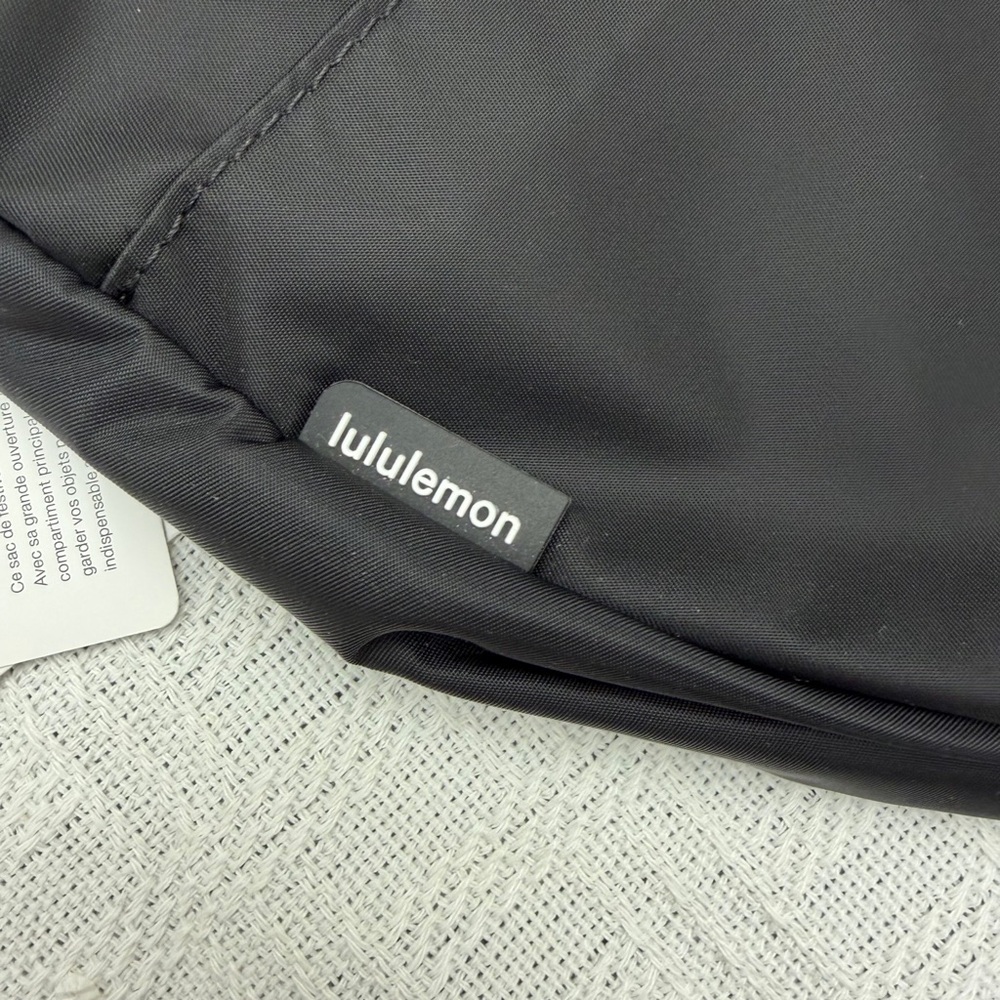 Lululemon athletica Festival Bag 5L • Black/Gold • New - Picture 5 of 6